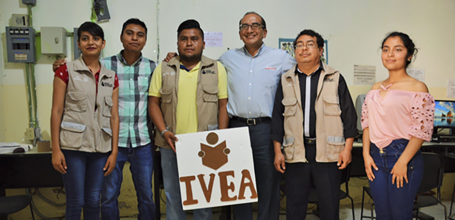 Por instrucciones del gobernador Cuitláhuac García Jiménez, el IVEA mejorará los espacios y equipos de las Plazas Comunitarias, para que tanto los adultos que aprenden a leer y escribir, como las personas que cursan la primaria y secundaria reciban atención educativa en lugares dignos.