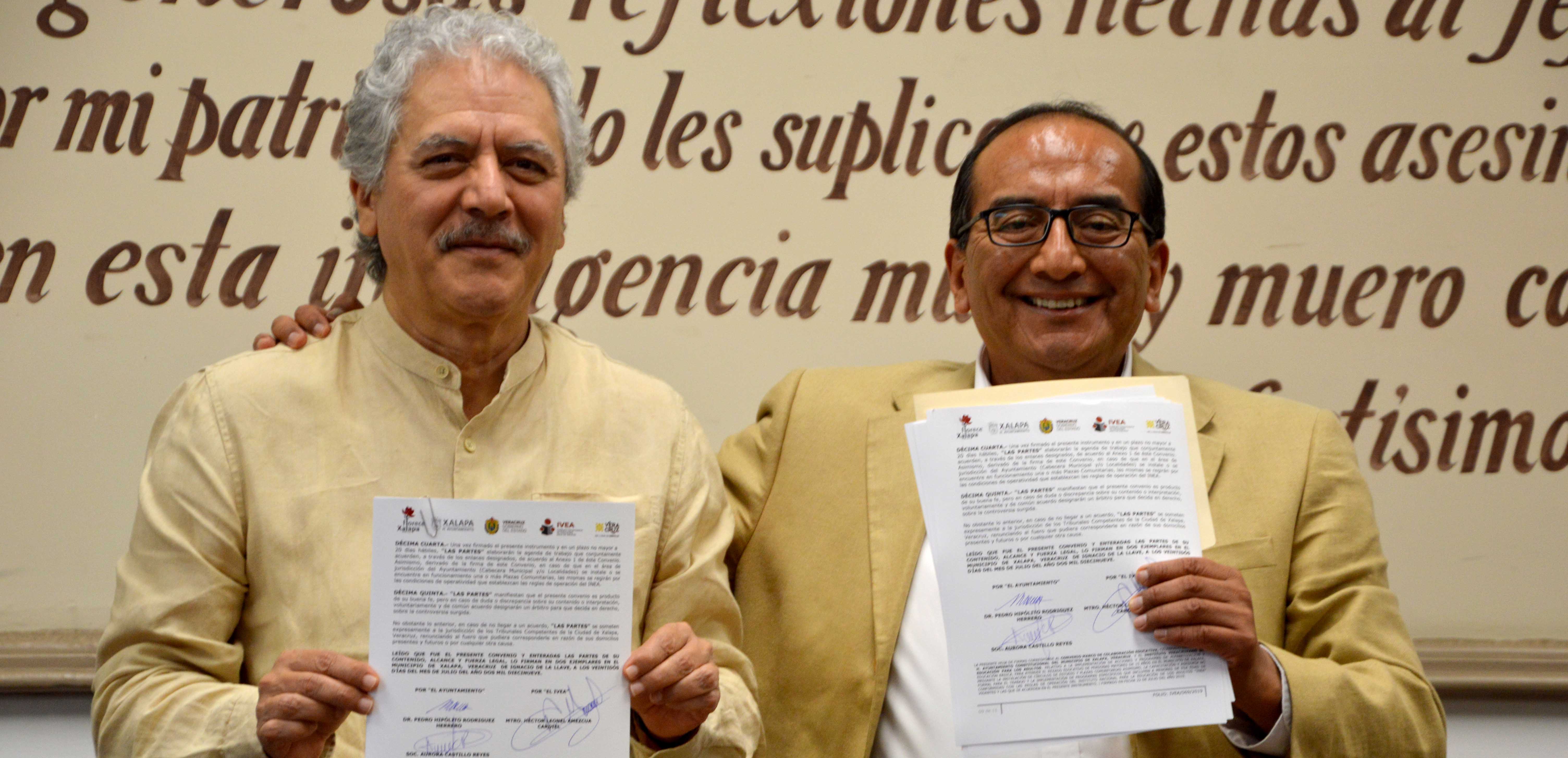 Firman convenio IVEA y Ayuntamiento de Xalapa para atender rezago educativo