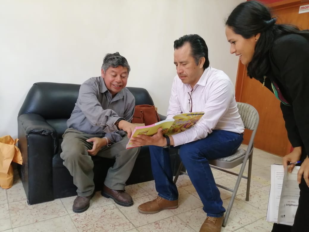 Brinda IVEA formación de alfabetizador al gobernador Cuitláhuac García